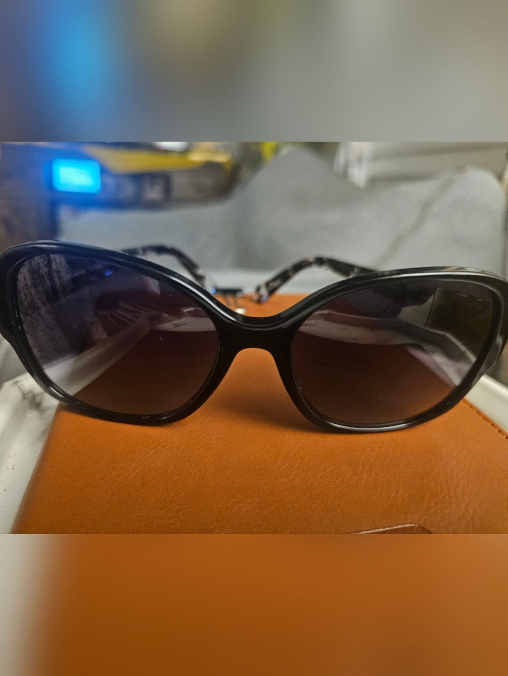 Authentic Coach HC8166 L154 Oversized Sunglasses Black/Tortoise w/ Case
Descript